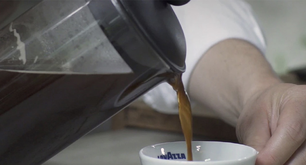 https://www.lavazza.com/content/dam/lavazza-athena/b2c/stories/article/coffee-secrets/plunger-or-french-press_standardarticle/article-component/_large/d-m-stories-coffee-secrets-01-plunger-or-french-press-large-@1.jpg